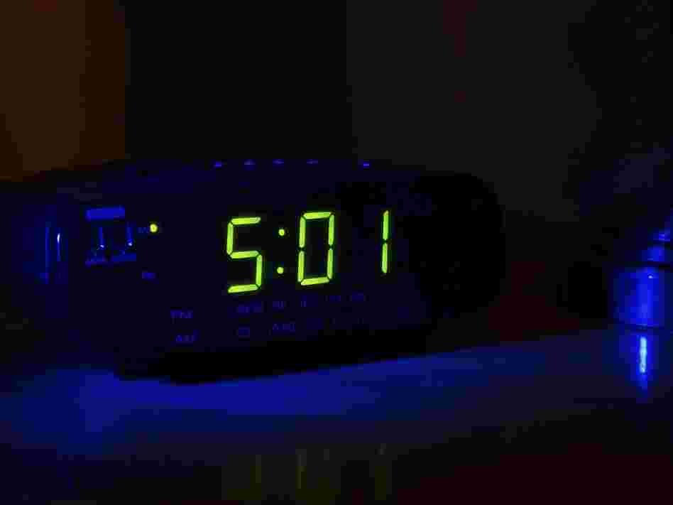 If you're having trouble sleeping, researchers say you should resist the urge to keep checking the time.