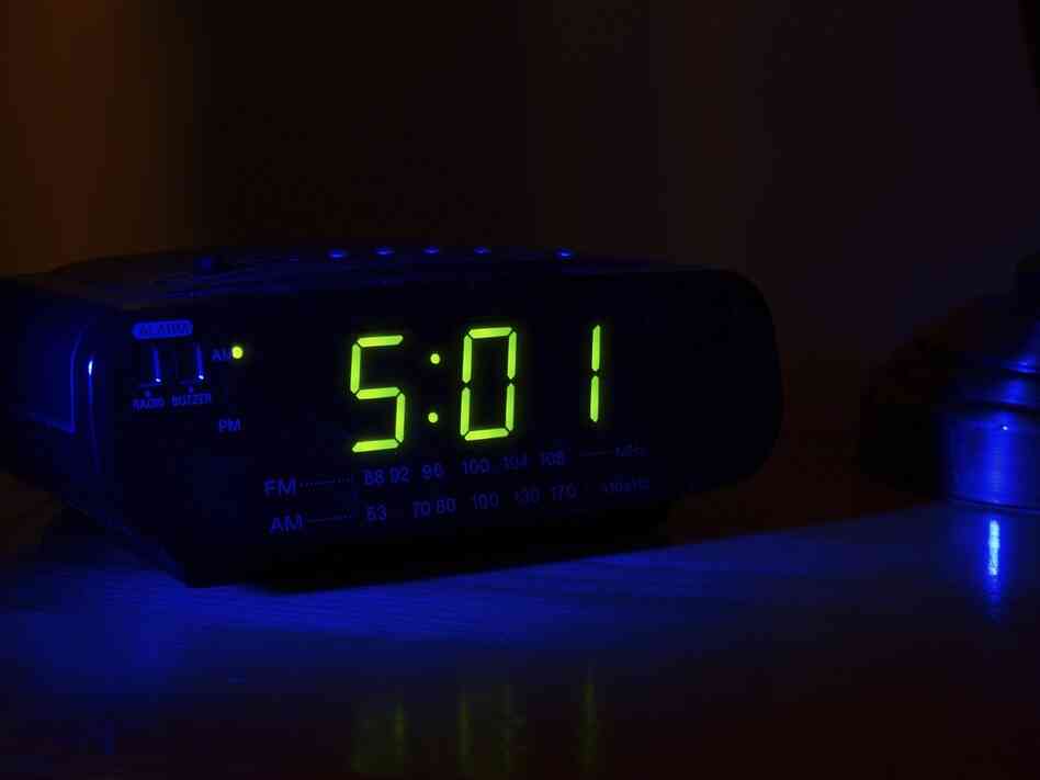 If you're having trouble sleeping, researchers say you should resist the urge to keep checking the time.