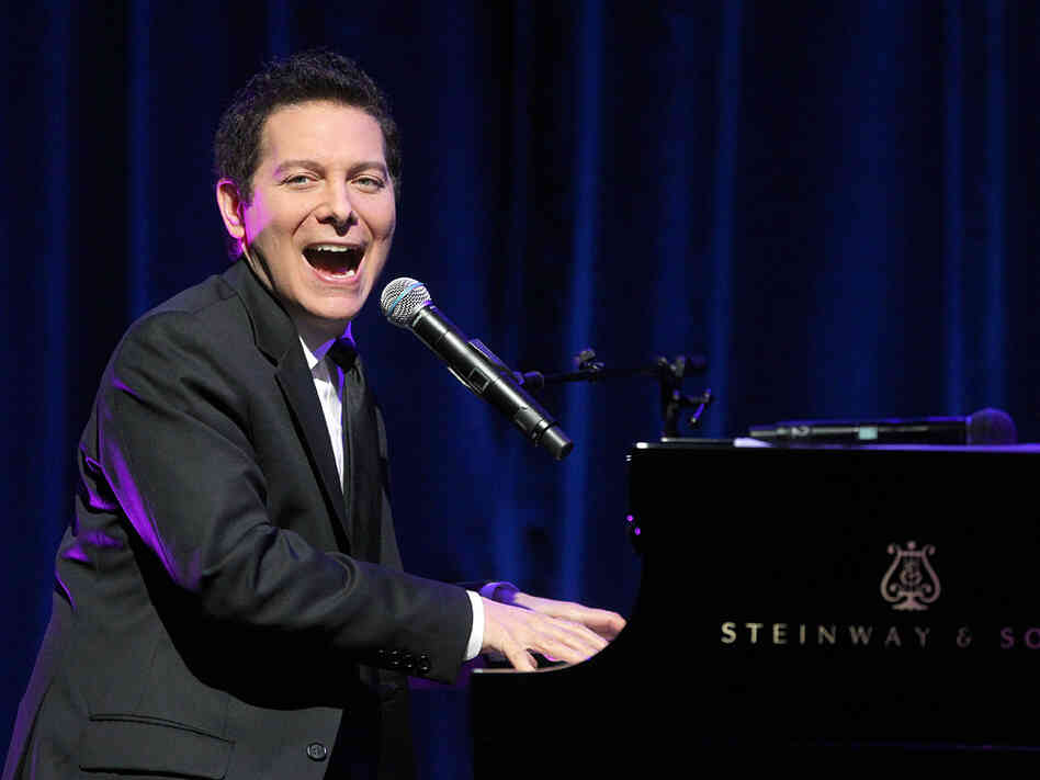 He'd better start looking to his left: Singer and pianist Michael Feinstein, who has never conducted an orchestra, is the new principal conductor of the Pasadena Pops.