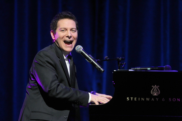 He'd better start looking to his left: Singer and pianist Michael Feinstein, who has never conducted an orchestra, is the new principal conductor of the Pasadena Pops.