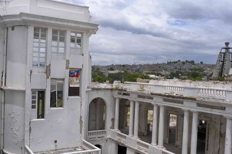 A view of an interior courtyard and roof at the National Palace.