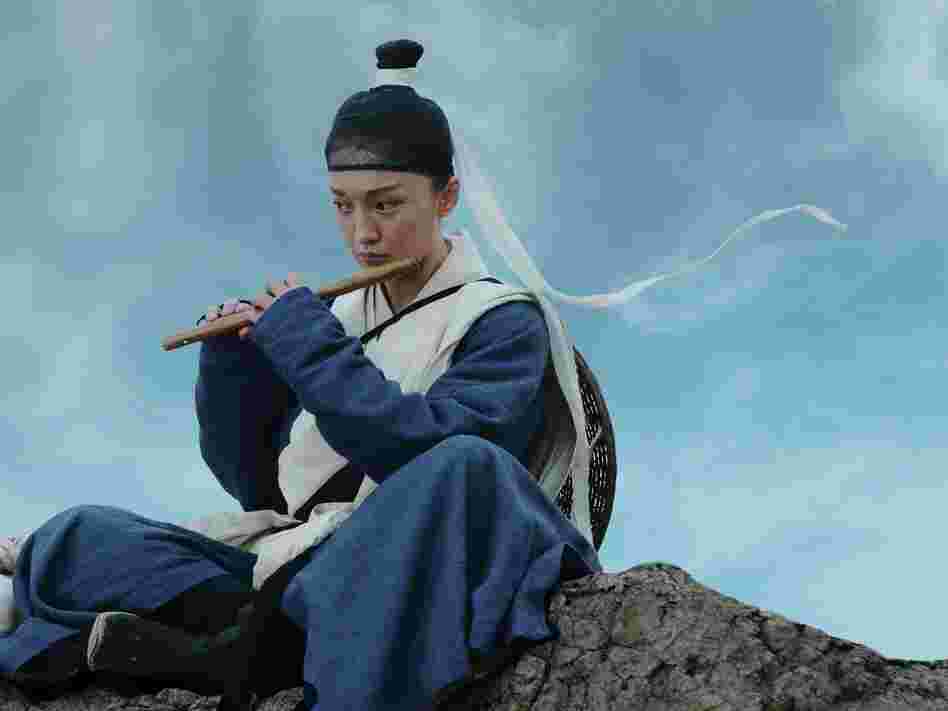 Flute-toting warrior Jade (Zhou Xun) is tasked with protecting a pregnant palace maid, just one of the many characters converging on the Dragon Gate Inn.