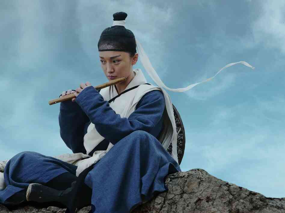 Flute-toting warrior Jade (Zhou Xun) is tasked with protecting a pregnant palace maid, just one of the many characters converging on the Dragon Gate Inn.