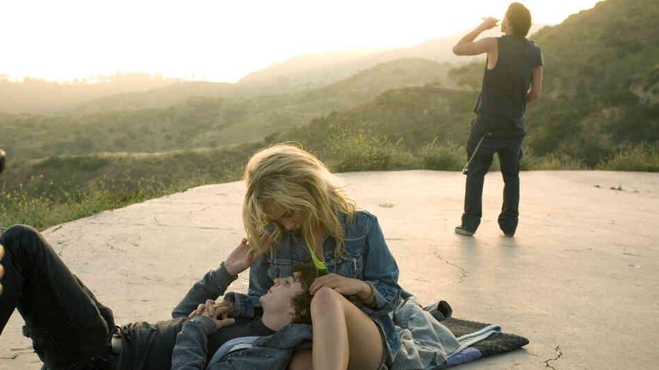 Wayward Lily (Juno Temple) falls for Jesse (Kyle Gallner), the head of a nihilistic skater gang from Los Angeles, in Little Birds, a story suffused with deprivation and despair. Wayward Lily (Juno Temple) falls for Jesse (Kyle Gallner), the head of a nihilistic skater gang from Los Angeles, in Little Birds, a story suffused with deprivation and despair.