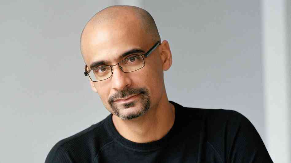 Junot Diaz's new book is titled This Is How You Lose Her. 