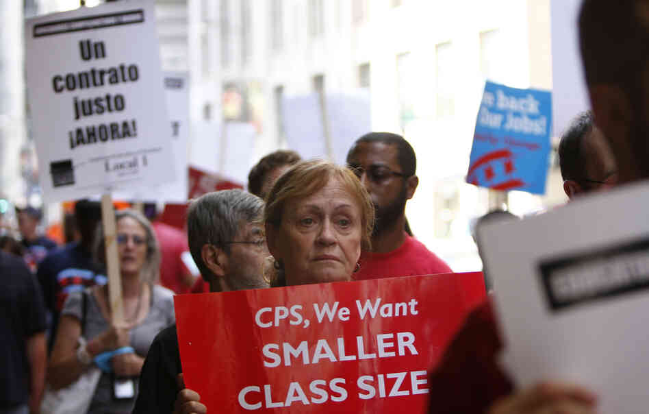 Chicago Teachers Union members picket on Aug. 22 in Chicago.
