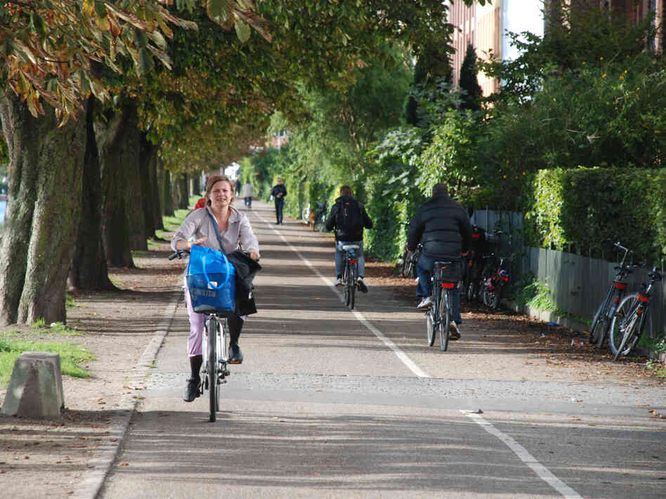Many Copenhagen residents already travel by bike, and now the city is building high-speed routes designed to encourage commuters even in the outlying suburbs. Many Copenhagen residents already travel by bike, and now the city is building high-speed routes designed to encourage commuters even in the outlying suburbs.