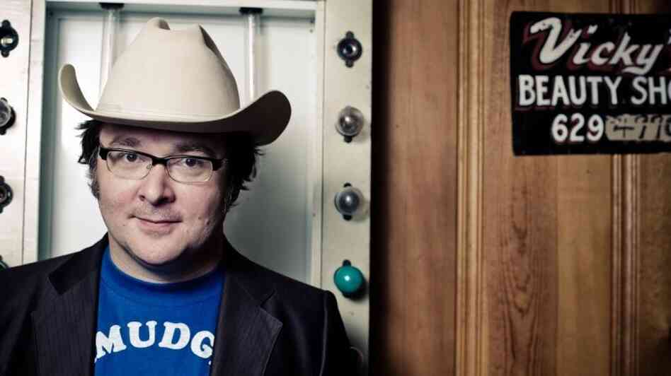 Nashville singer-songwriter Derek Hoke describes his crowd-pleasing music as "quietbilly." Nashville singer-songwriter Derek Hoke describes his crowd-pleasing music as "quietbilly."
