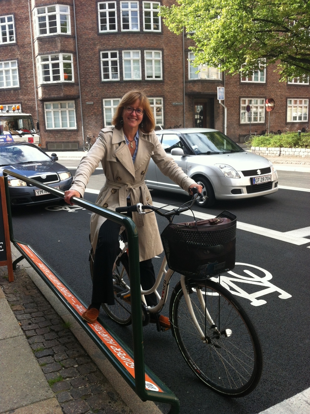 NPR reporter Eleanor Beardsley rides in one of the new bike lanes in Copenhagen. The city is building more than two dozen lanes from the suburbs into the city. They cater to cyclists by including such things as rails and footrests at stoplights. NPR reporter Eleanor Beardsley rides in one of the new bike lanes in Copenhagen. The city is building more than two dozen lanes from the suburbs into the city. They cater to cyclists by including such things as rails and footrests at stoplights.