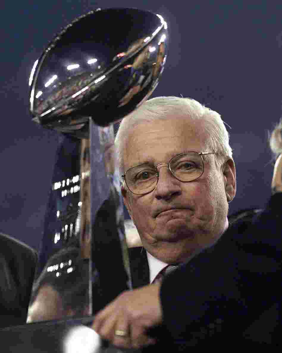 Art Modell, then the owner of the Baltimore Ravens, with the Vince Lombardi Trophy after his team beat the New York Giants in the January 2001 Super Bowl.
