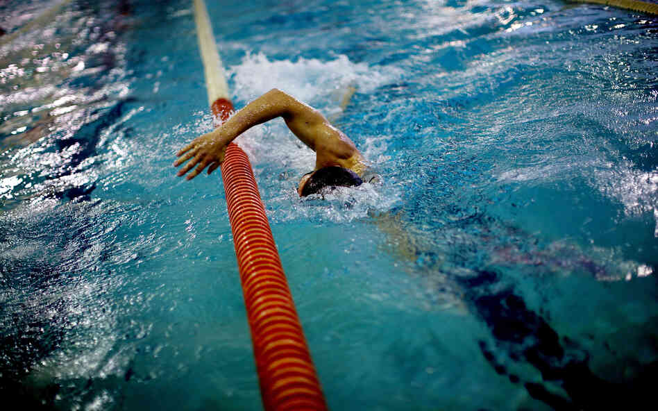 Snyder uses the lane dividers to position himself in the pool and stay on the fastest course possible.