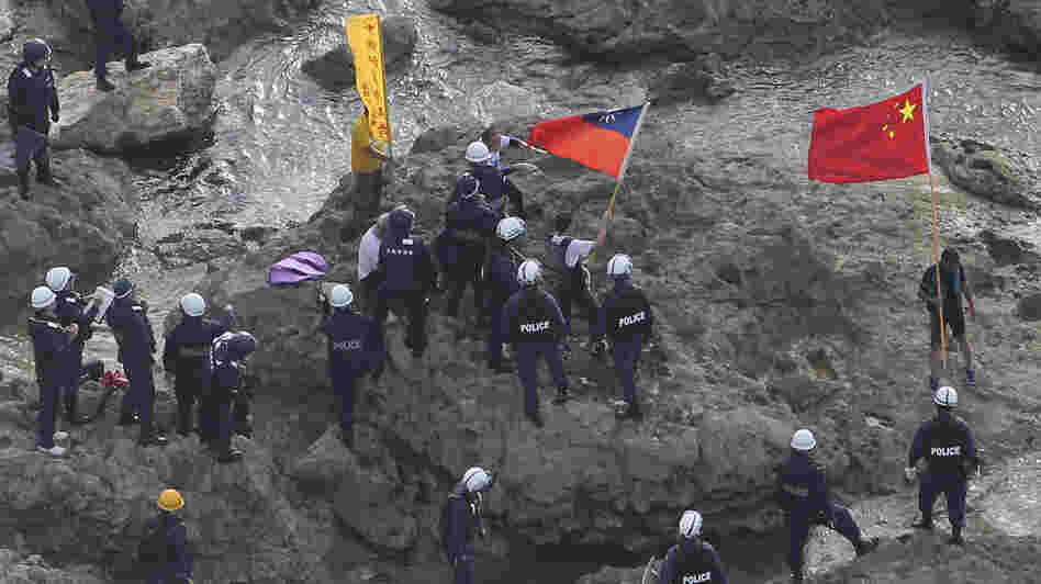 Last month, Japanese police officers arrested activists holding Chinese and Taiwanese flags who landed on Uotsuri Island, one of the islands of Senkaku (in Japanese), which is known as Diaoyu in Chinese.