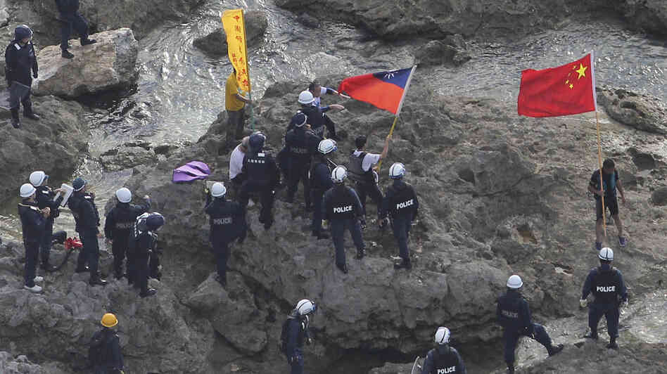 Last month, Japanese police officers arrested activists holding Chinese and Taiwanese flags who landed on Uotsuri Island, one of the islands of Senkaku (in Japanese), which is known as Diaoyu in Chinese.