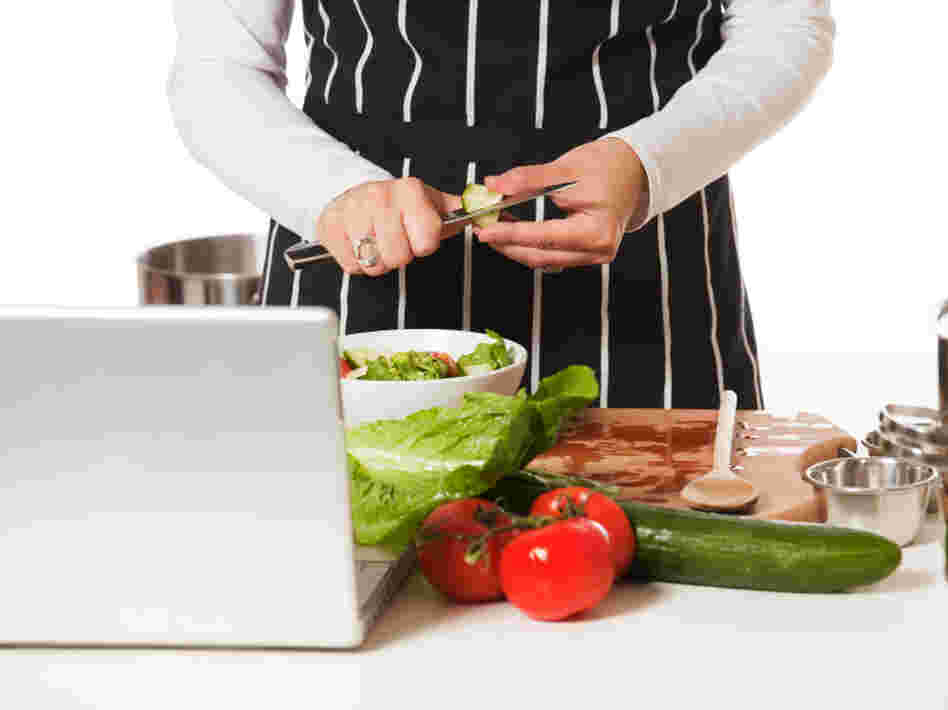 Members of the online community Track Your Plaque get advice from a doctor and each other on how to cook low carb meals.