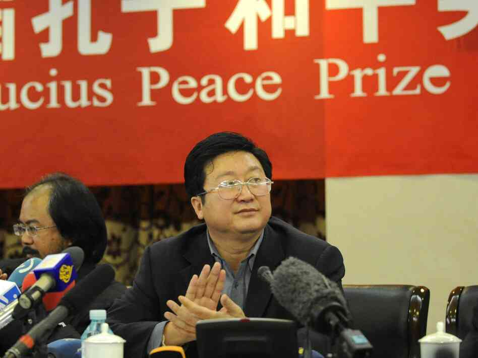 Tan Changliu, the chairman of the Confucius Peace Prize awards committee, applauds during the 2010 Confucius Peace Prize award ceremony.