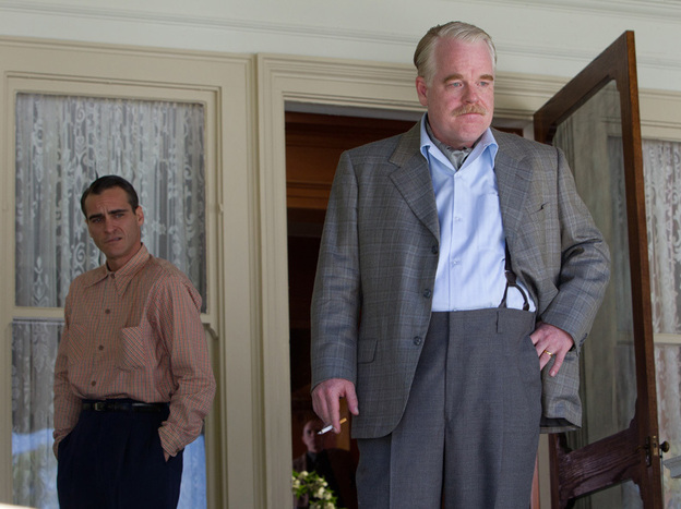 Charismatic cult leader Lancaster Dodd (Philip Seymour Hoffman) takes advantage of the post-war anxieties of those around him.