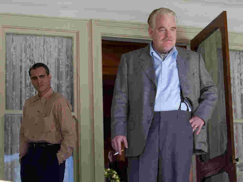 Charismatic cult leader Lancaster Dodd (Philip Seymour Hoffman) takes advantage of the post-war anxieties of those around him.