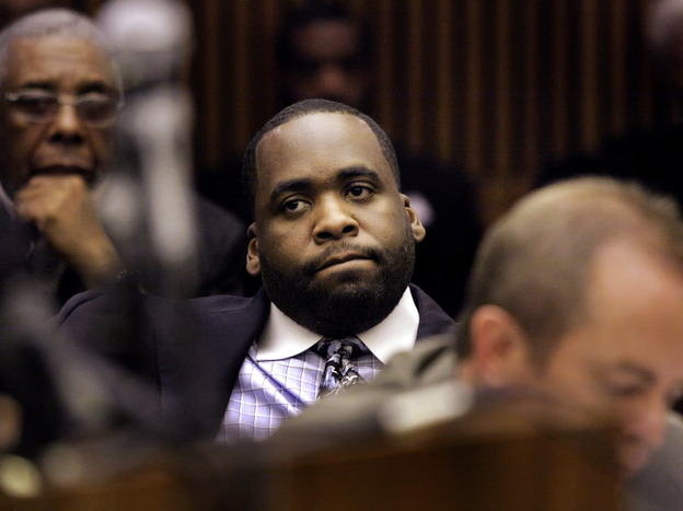 Former Detroit Mayor Kwame Kilpatrick (center) appears in county circuit court in Detroit for his sentencing in 2008.