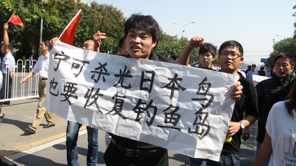 Protester Mu Peidong carries a homemade sign that reads: "Even if we have to kill all Japanese, we must recover the Diaoyu islands."