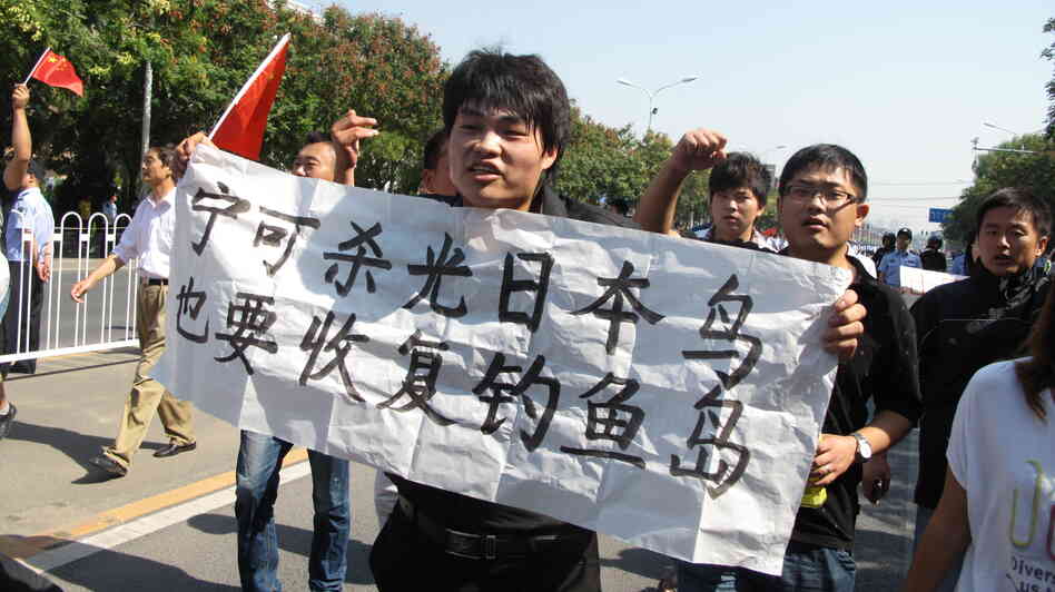Protester Mu Peidong carries a homemade sign that reads: "Even if we have to kill all Japanese, we must recover the Diaoyu islands."