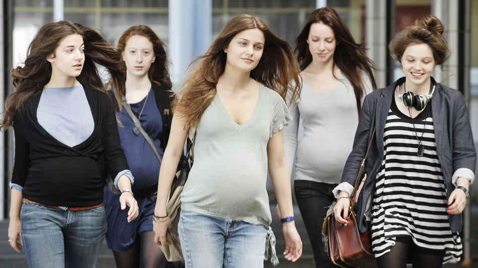 Inspired by events in Gloucester, Mass., 17 Girls focuses on a gaggle of French high schoolers who make a pregnancy pact â in large part to exercise control over their lives. Inspired by events in Gloucester, Mass., 17 Girls focuses on a gaggle of French high schoolers who make a pregnancy pact â in large part to exercise control over their lives.