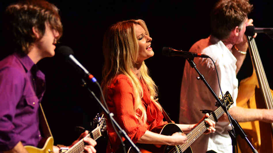 Elizabeth Cook performs on Mountain Stage. Elizabeth Cook performs on Mountain Stage.