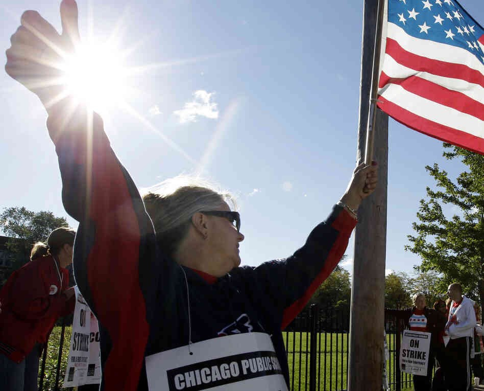 Teacher Patty Westcott pickets outside Clissold Elementary School in Chicago on Tuesday.