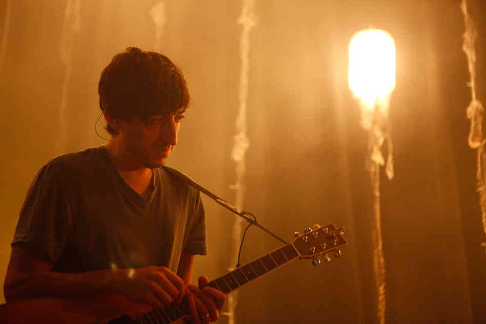 Grizzly Bear began in 2004 as a bedroom recording project for Massachusetts native Ed Droste (DROE-stee).