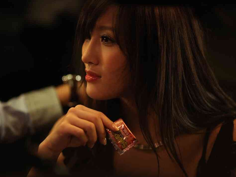 Popping Candy (Dada Chan), an ambitious young actress, stars in To's film, a remake of the X-rated Confession of a Concubine.