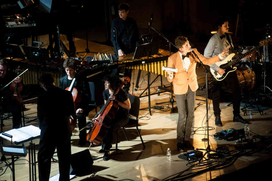 The performance marked the American premiere of music from the band's new album Piramida.