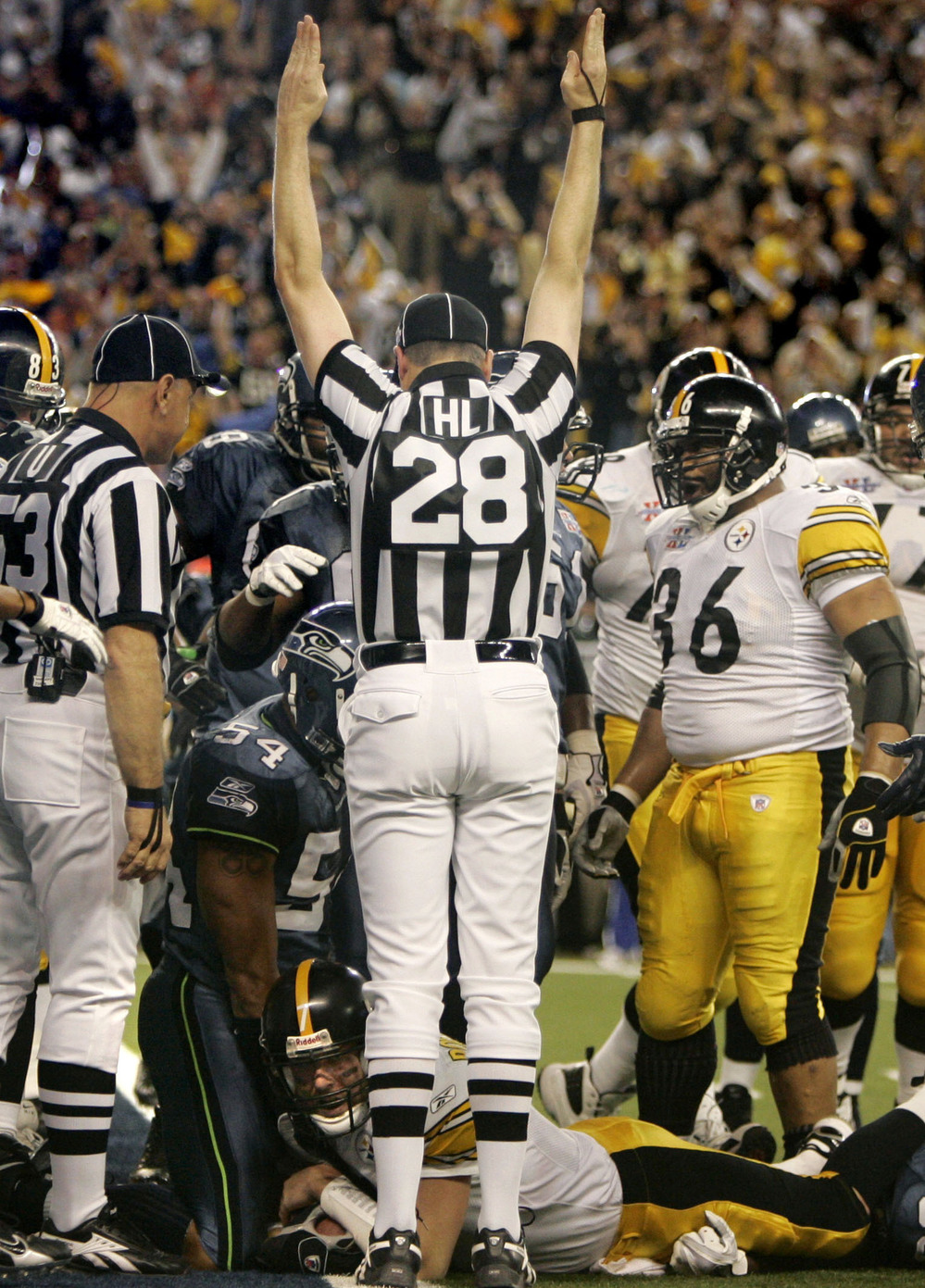They'll be welcomed back by fans: Regular NFL refs will be on the job again starting tonight. (2006 file photo.)
