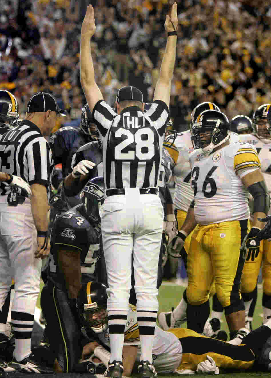 They'll be welcomed back by fans: Regular NFL refs will be on the job again starting tonight. (2006 file photo.)