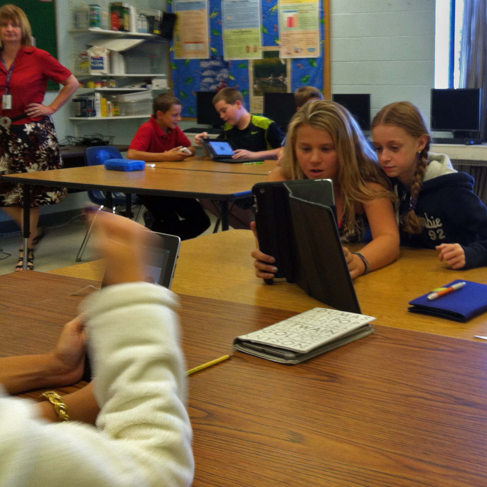 KIDS USE IPADS IN CLASS