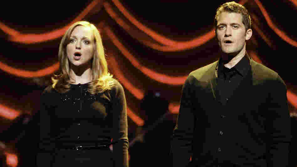 Emma (Jayma Mays) and Will (Matthew Morrison) are only one of the challenged couples in tonight's Glee.
