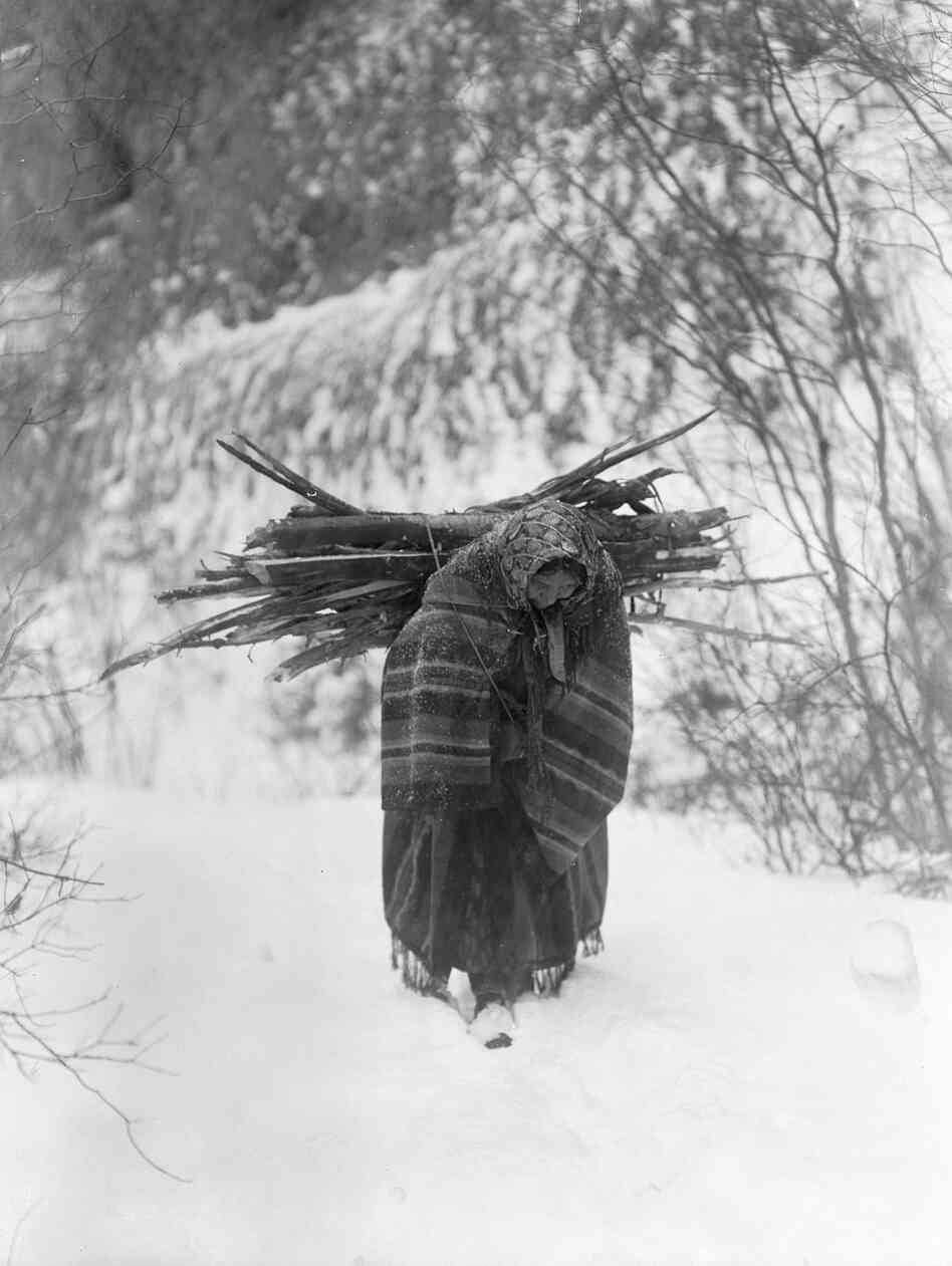A Heavy Load—Sioux, 1908. Curtis tried to record scenes of the hard life of a winter on the northern plains.