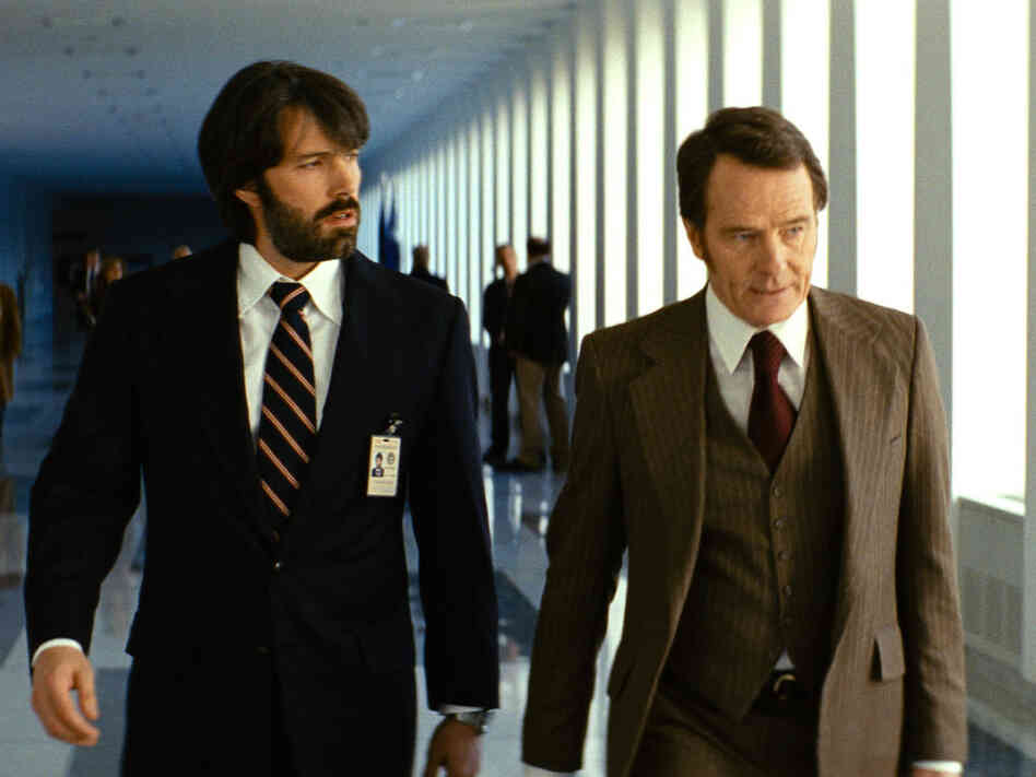 Mendez convinces his supervisor, Jack O'Donnell (Bryan Cranston), that his risky mission will work.