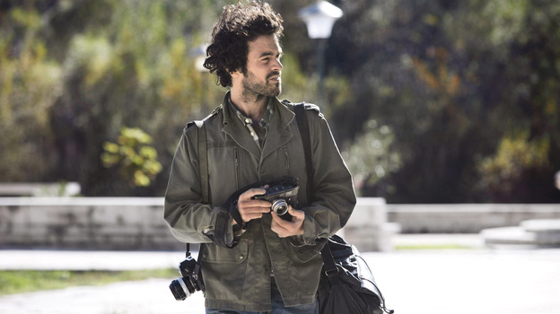 Paul (Romain Duris), an aspiring photographer, assumes another man's identity to escape his job, marriage and dull life.