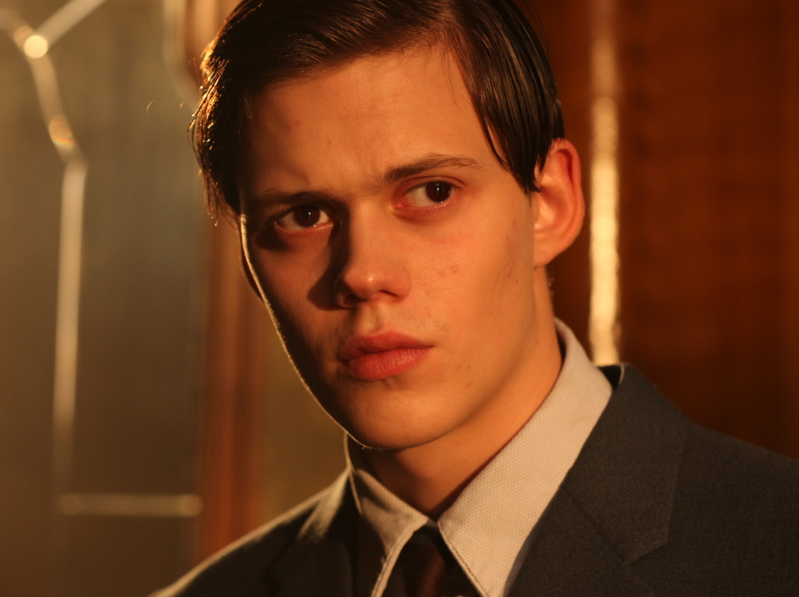 Simon and the Oaks serves as a rather too cozy consideration of Nazi sympathies in Sweden during the early years of World War II.