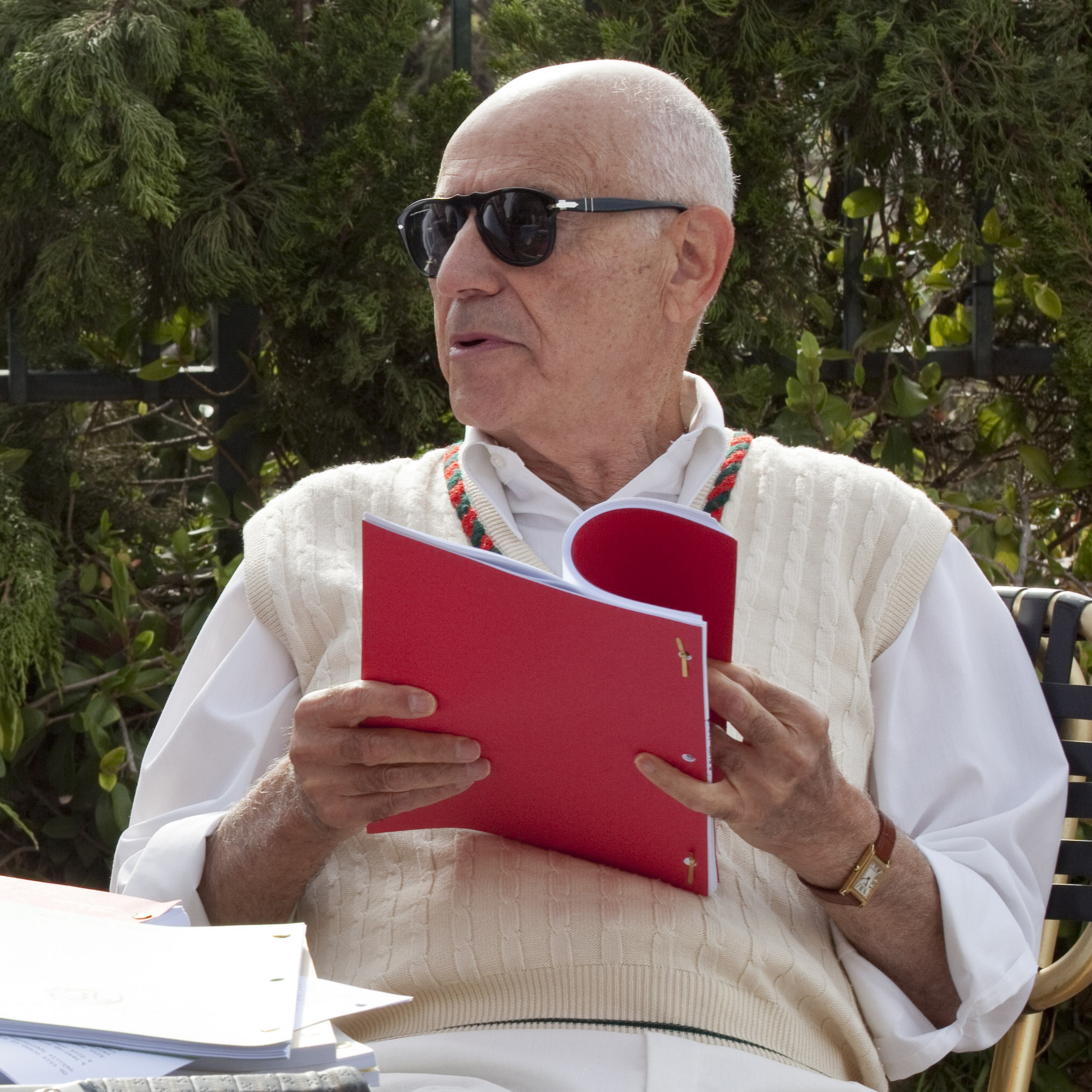 Hollywood veterans John Chambers (John Goodman) and Lester Siegel (Alan Arkin) agree to help the CIA stage a fake movie production.