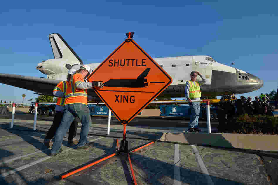 After trundling out of the Los Angeles International Airport on Friday, Endeavour hit the pavement before dawn again on Saturday on a remote-controlled 160-wheel carrier past diamond-shaped 