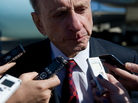 Sen. Arlen Specter speaks to the media at the base of Air Force One in Maryland in 2010. Specter died Sunday at the age of 82. Sen. Arlen Specter speaks to the media at the base of Air Force One in Maryland in 2010. Specter died Sunday at the age of 82.