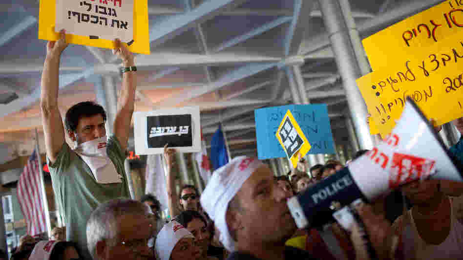 Former staff of Israel's daily Maariv newspaper protest their dismissals on Sept. 20, in Tel Aviv. The newspaper, one of the country's oldest, is on the verge of closure.