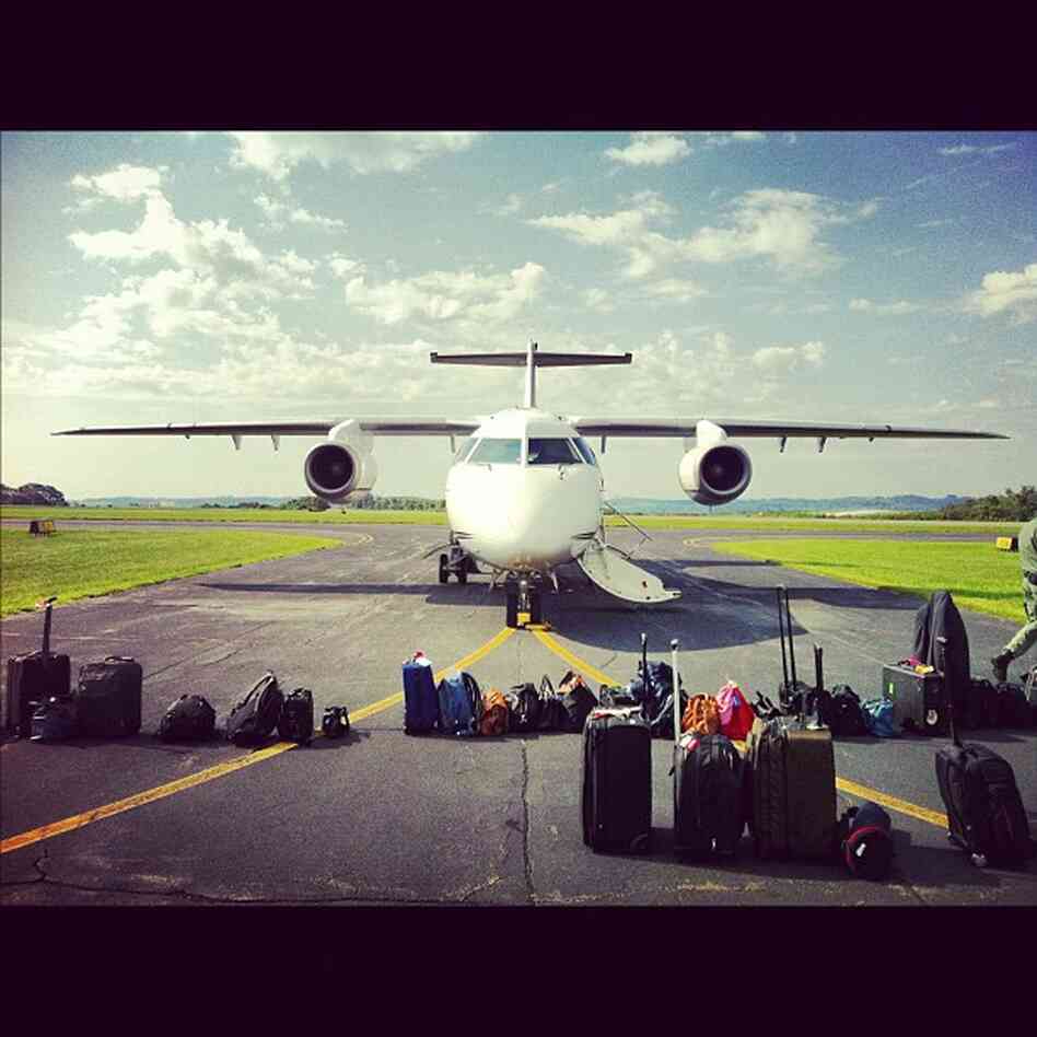 Romney press plane lands in Wheeling, W.Va. @philiprucker