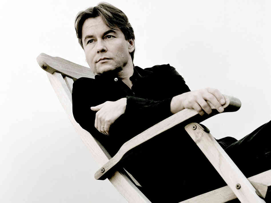 Composer-conductor Esa-Pekka Salonen's award-winning Violin Concerto receives its debut recording.