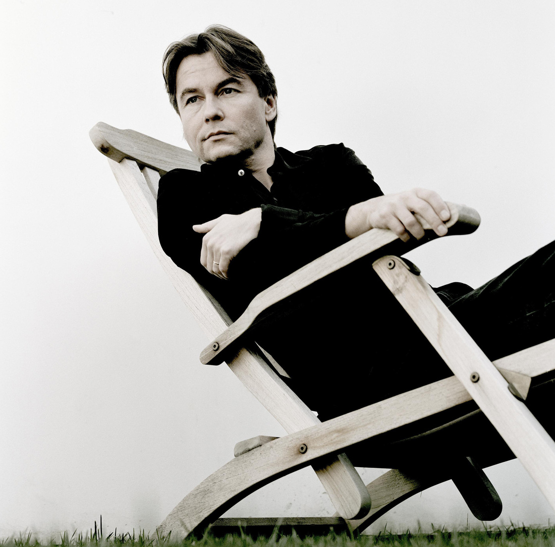 Composer-conductor Esa-Pekka Salonen's award-winning Violin Concerto receives its debut recording.