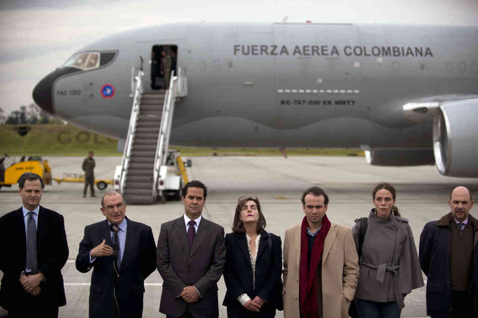 Colombia's government head of negotiators Humberto de la Calle (second to the left), speaks next to the delegation members prior to boarding a plane to Oslo, Norway, on Tuesday.