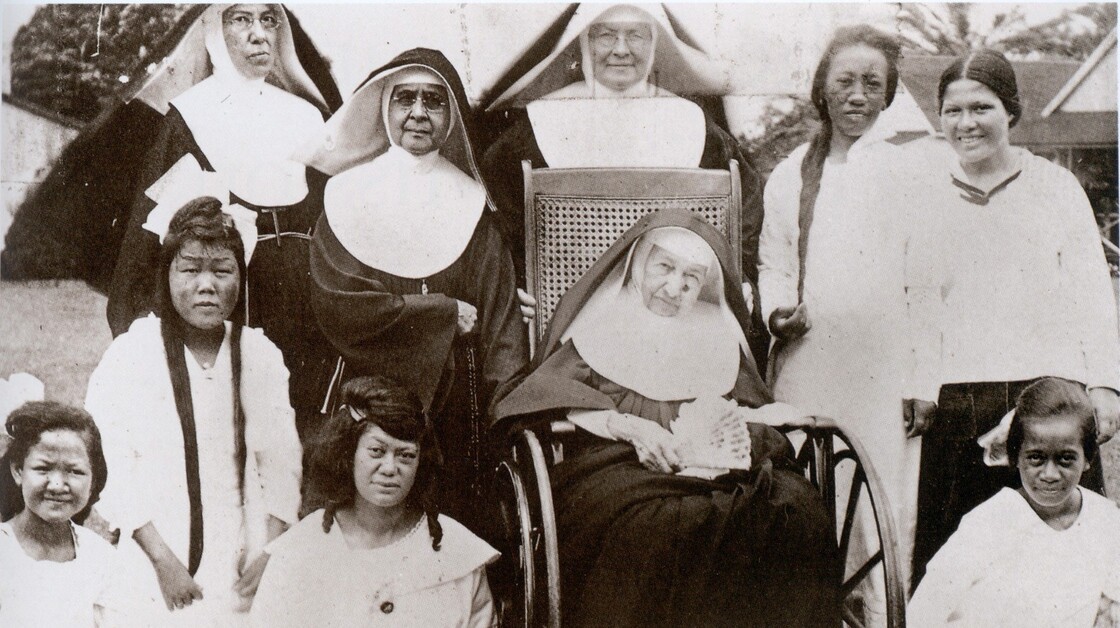 Mother Marianne Cope (in wheelchair) with other nuns and the women and girls of Bishop Home in Kalaupapa, Hawaii, shortly before her death in 1918.