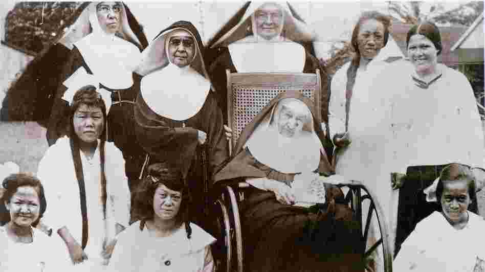 Mother Marianne Cope (in wheelchair) with other nuns and the women and girls of Bishop Home in Kalaupapa, Hawaii, shortly before her death in 1918.