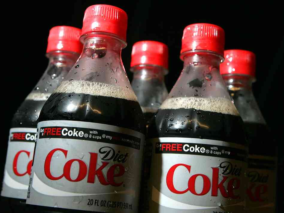 Drinking diet soda and other low-calorie drinks may help you manage weight, but experts say plain old H2O is still the best way to go.