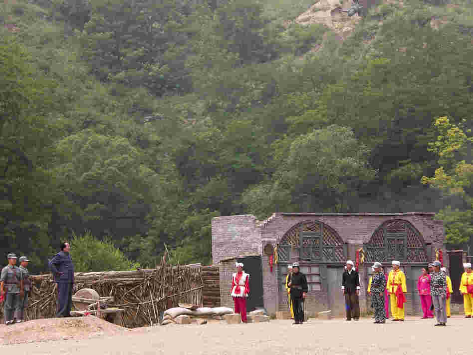 When a Chairman Mao lookalike appears (on left), the crowd of tourists applauds loudly.